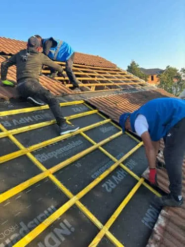 Chantier de toiture avec isolation sous rampants dans les Yvelines