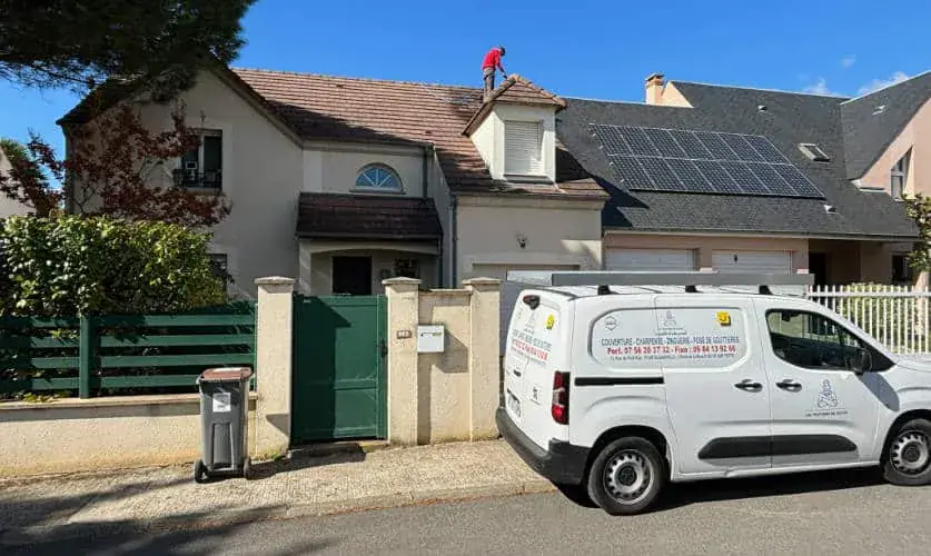 Les Toitures de Kevin, couvreur à Coignières — camionnette de l'entreprise sur un chantier de toiture devant un pavillon