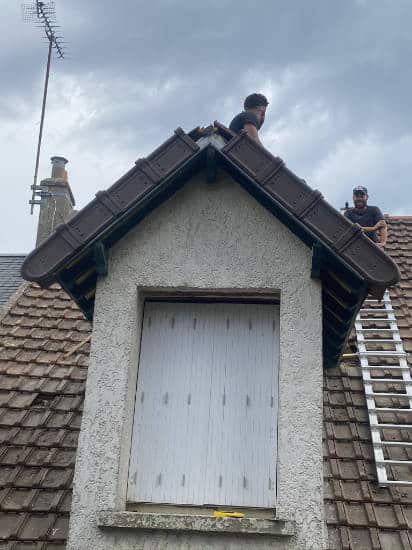 Fenêtre de toit posée sur une couverture en tuiles dans les Yvelines