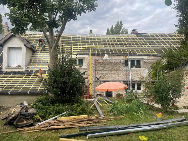 Pose de liteaux sur une toiture neuve avec écran sous-toiture