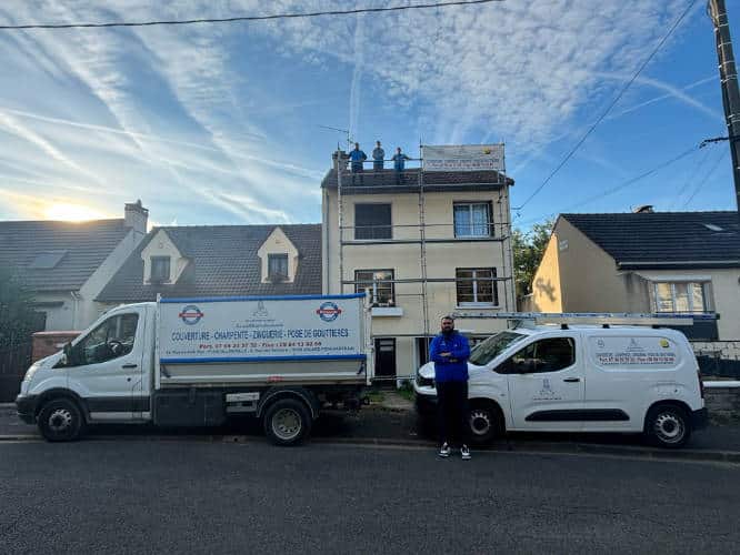 réparation de toiture dans les Yvelines — chantier de réparation de toiture, échafaudage dressé et véhicules de l'entreprise devant la maison
