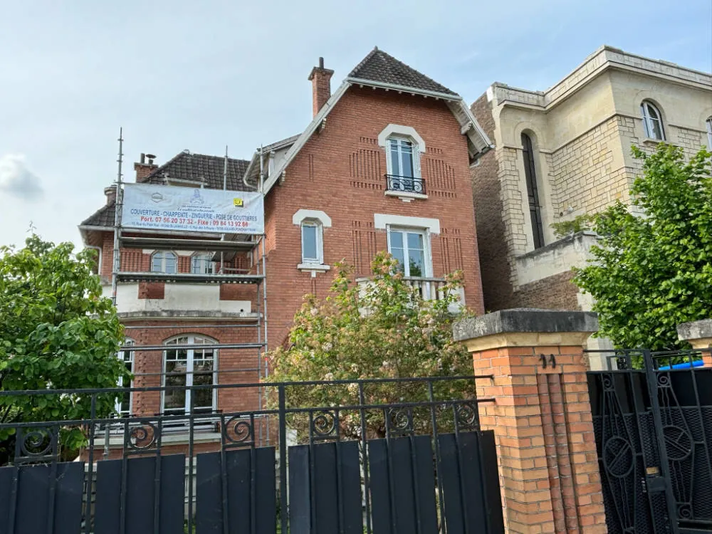 Réparation de toiture en tuiles par Les Toitures de Kevin dans les Yvelines