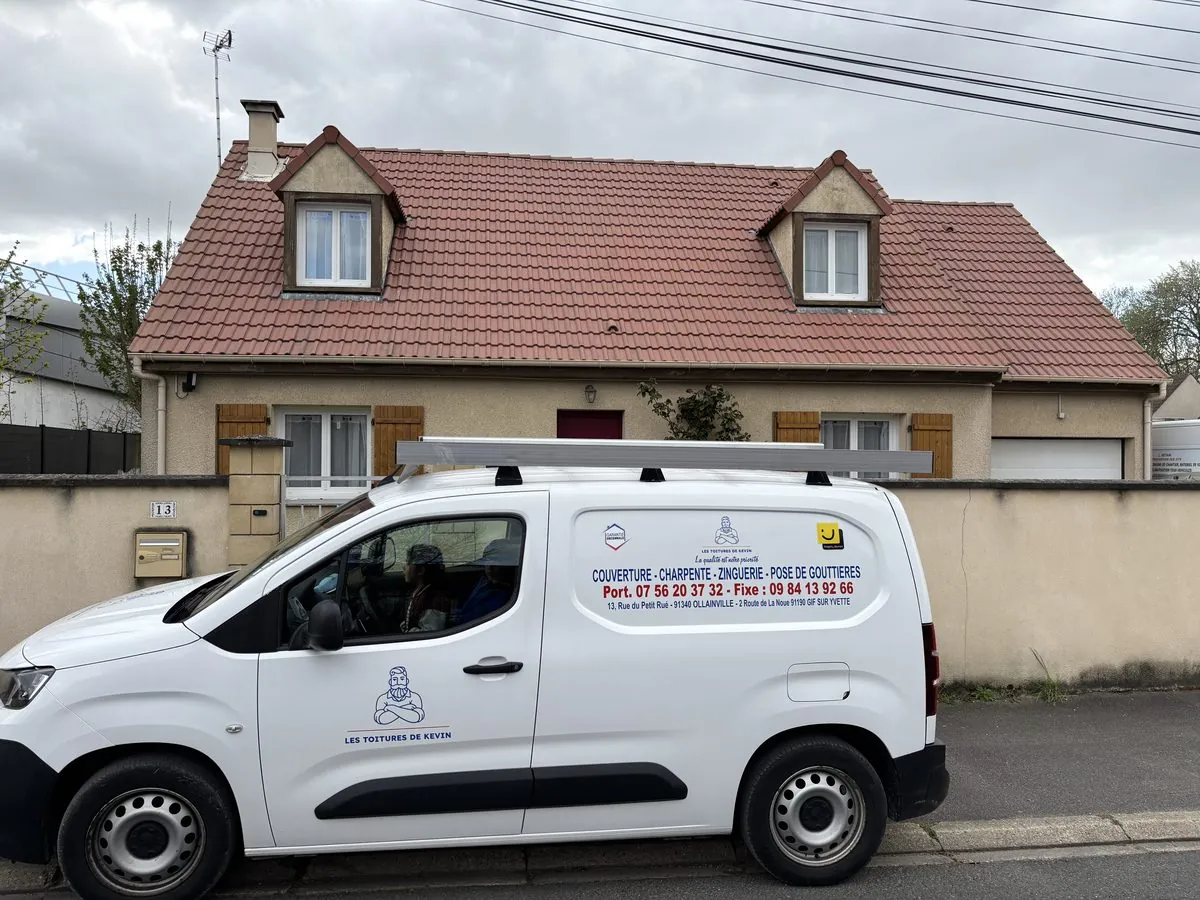 Véhicule des Toitures de Kevin devant un pavillon en cours de rénovation