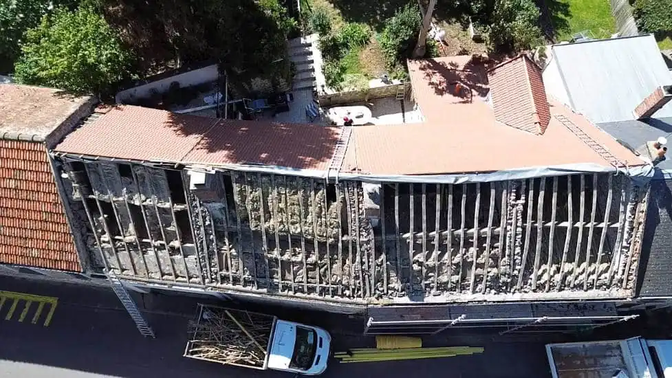 Toiture déposée laissant la charpente accessible, vue aérienne