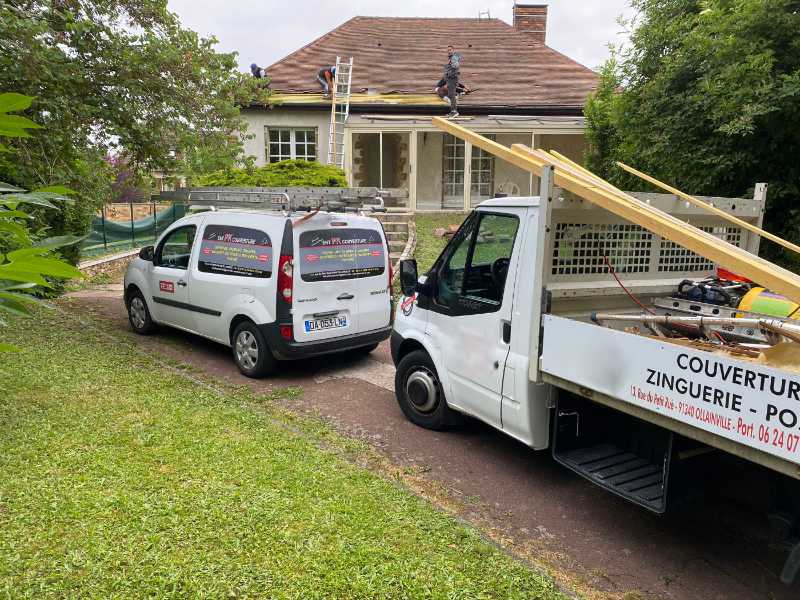 Vue sur une toiture en cours de rénovation